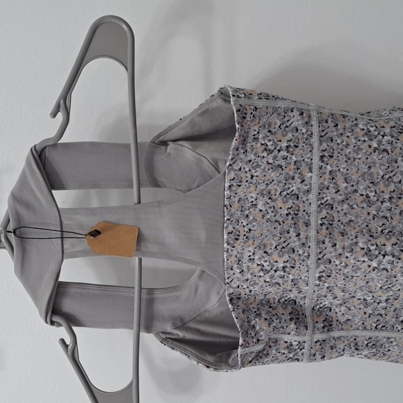 Lululemon tank top size 4 like NEW - Picture 3 of 7